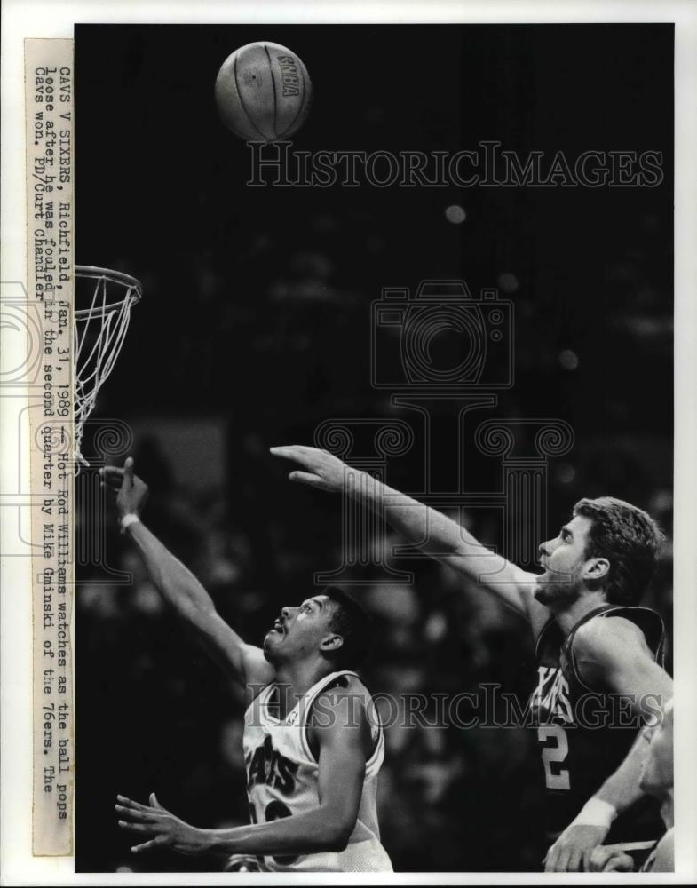 1989 Press Photo Richfield- Hot Rod WIlliams watches as ball pops loose. - Historic Images