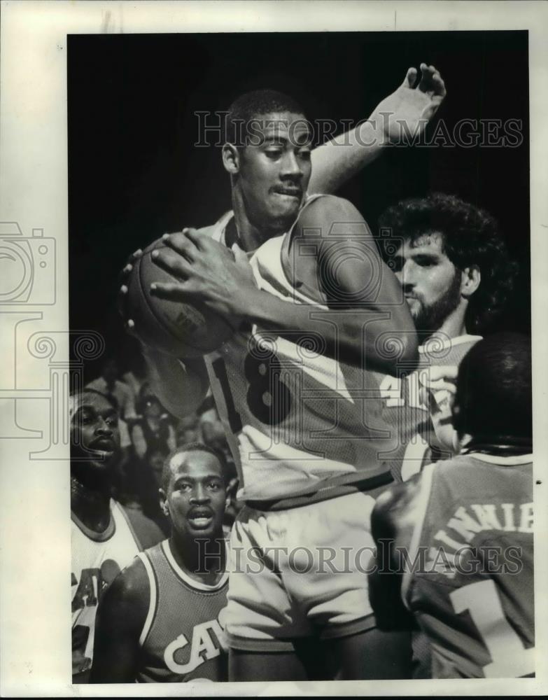 1986 Press Photo John Williams with rebound in exhibition against own teammates. - Historic Images