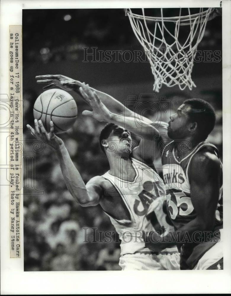 1988 Press Photo Cavaliers Hot Rod Williams fouled by Hawks Antoine Carr - Historic Images