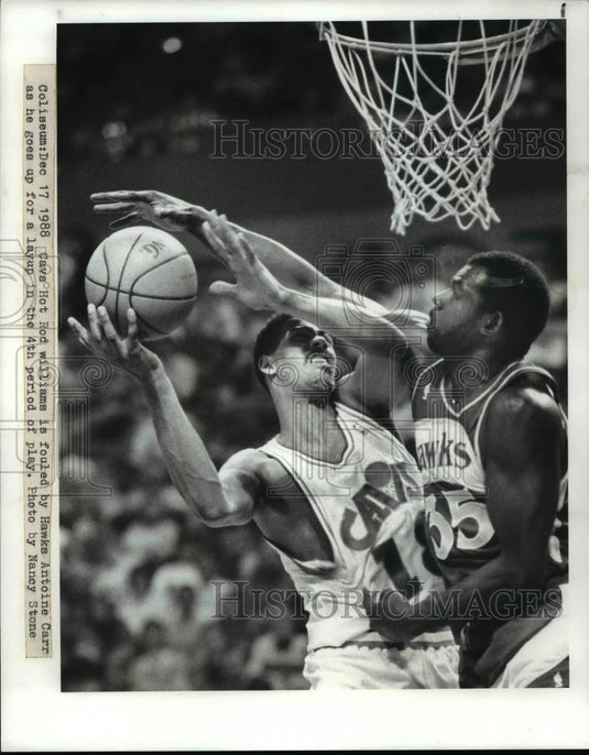 1988 Press Photo Cavaliers Hot Rod Williams fouled by Hawks Antoine Carr - Historic Images