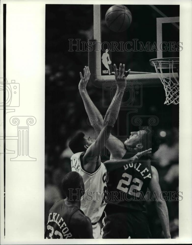 1990 Press Photo NJ Nets Chris Dudley blocking shot by Cavaliers John Williams - Historic Images