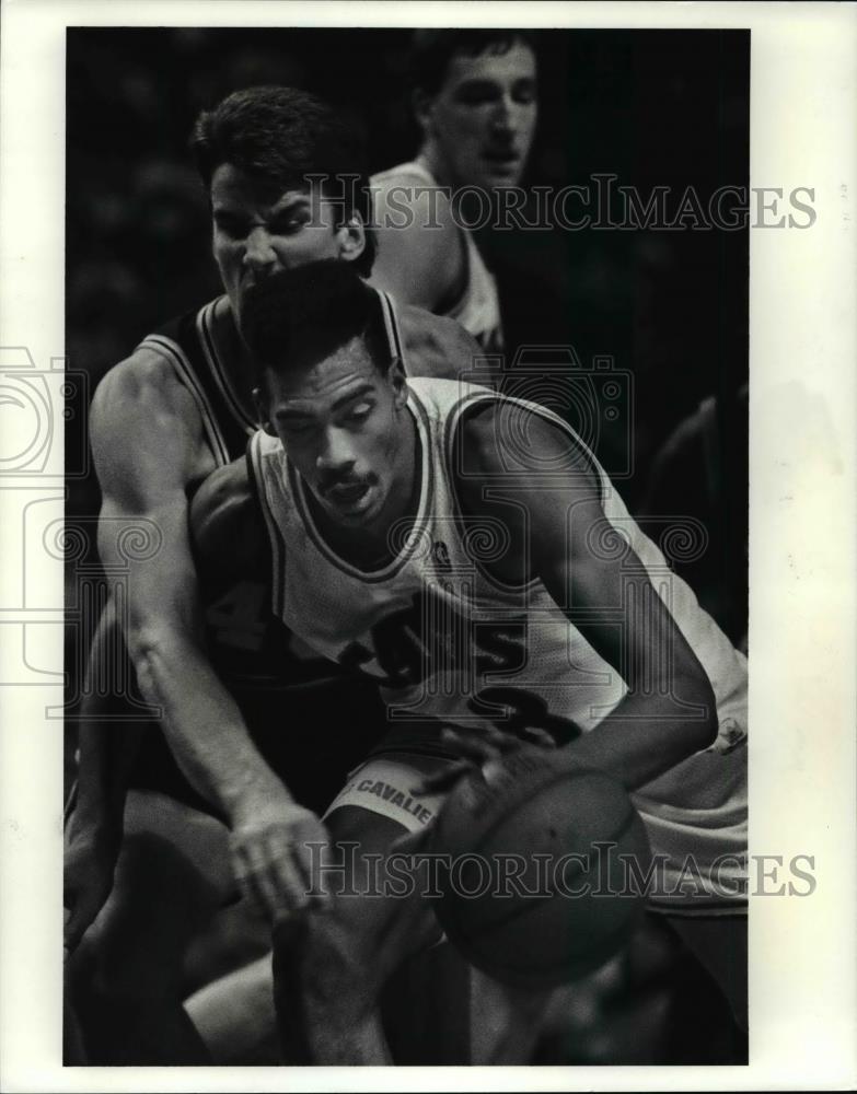 1980 Press Photo Cavaliers Hot Rod Williams and Spurs Frank Brickowski battle - Historic Images