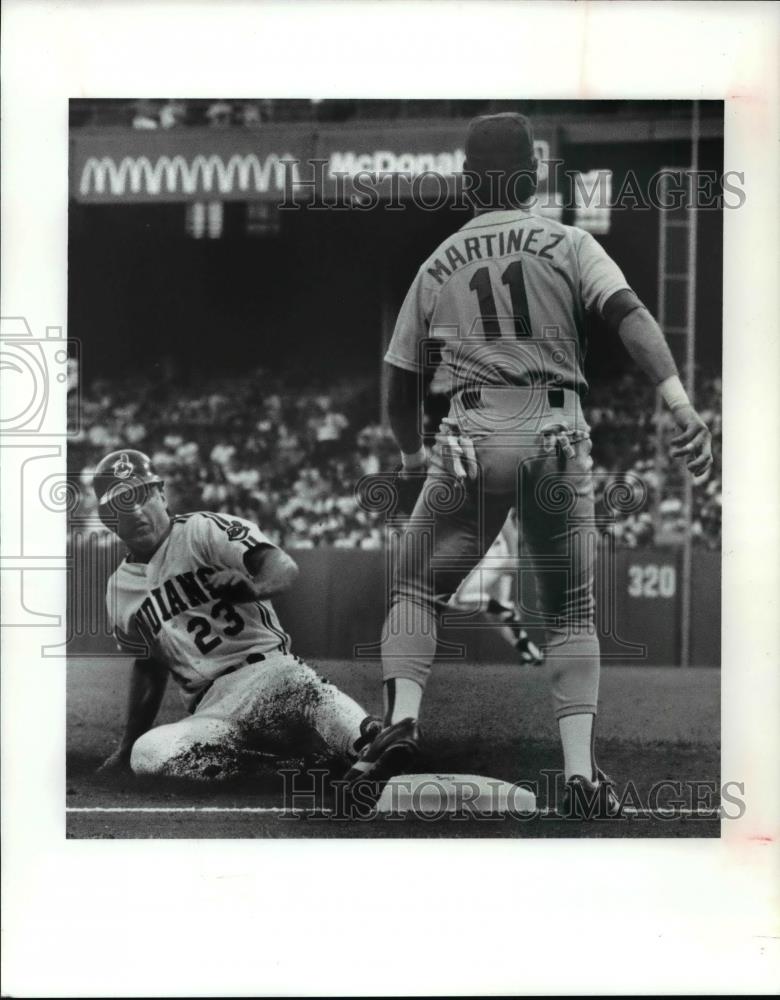 1990 Press Photo Mitch Webster steals 3rd, Ken Phelps steals 2nd both in the 4th - Historic Images