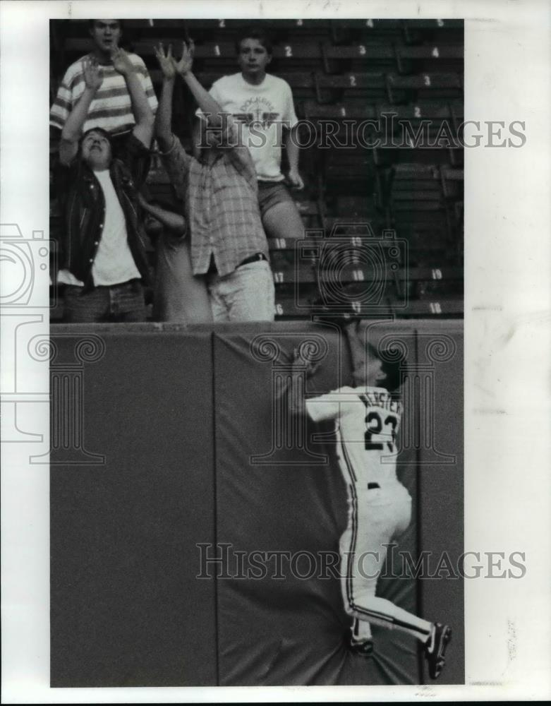 1990 Press Photo Mitch Webster goes up to catch home run hit by the Chicago Sox - Historic Images