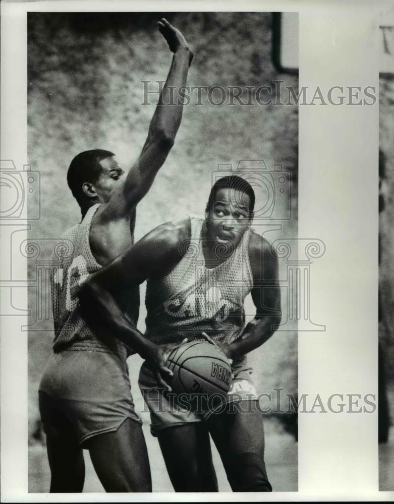 1986 Press Photo Keith Lee works against Herb Johnson in practice. - cvb64682 - Historic Images