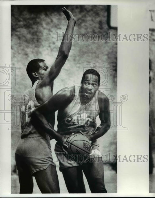 1986 Press Photo Keith Lee works against Herb Johnson in practice. - cvb64682 - Historic Images