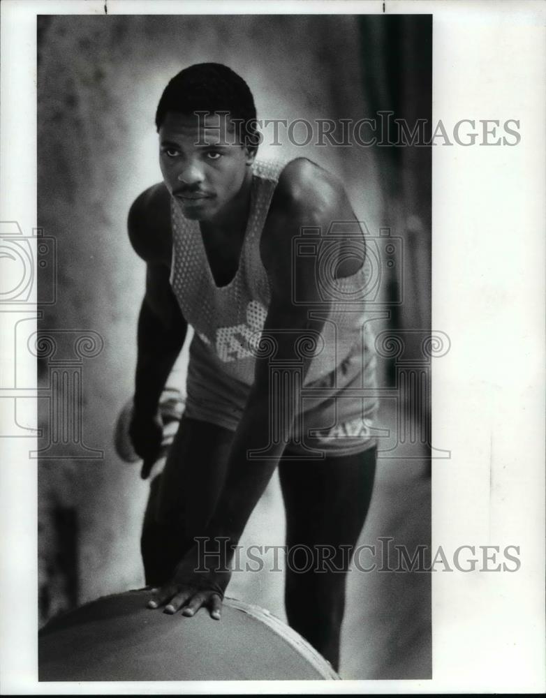 1986 Press Photo Kevin Henderson stretches his sore leg. - cvb64683 - Historic Images