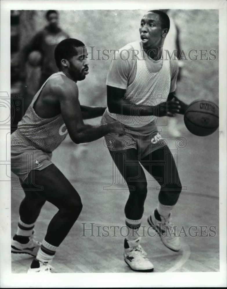 1986 Press Photo John Bagley and Dirk Minnifield, Cleveland Cavalier guards - Historic Images