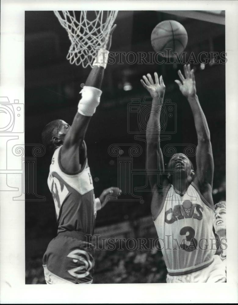 1985 Press Photo Cavs and Atlanta Hawks, Kevin Willis vs Ennis Whatley - Historic Images