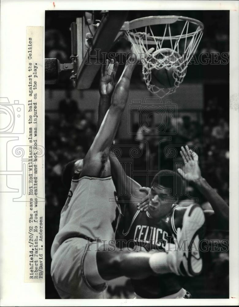 1992 Press Photo Cavs Rod Williams vs Celtics Robert Parish-basketball action - Historic Images