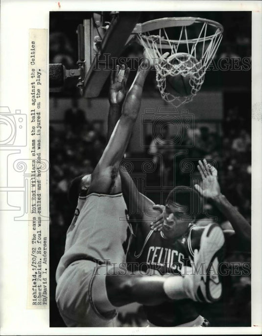 1992 Press Photo Cavs Rod Williams vs Celtics Robert Parish-basketball action - Historic Images