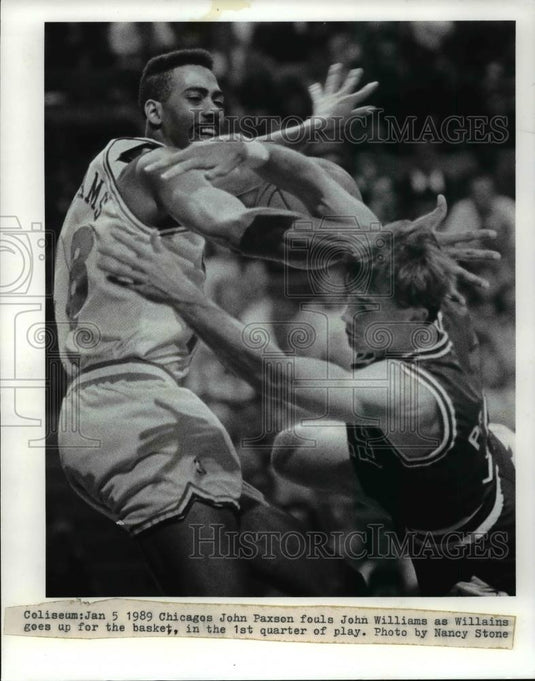 1989 Press Photo Chicago's John Paxson fouls John Williams-basketball action - Historic Images