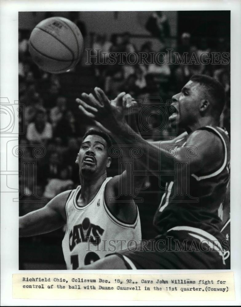 1992 Press Photo Cavs John Williams vs Duane Causwell in the 1st quarter - Historic Images