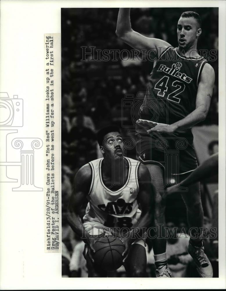 1991 Press Photo John "Hot Rod' Williams looks up at Greg Foster before shooting - Historic Images