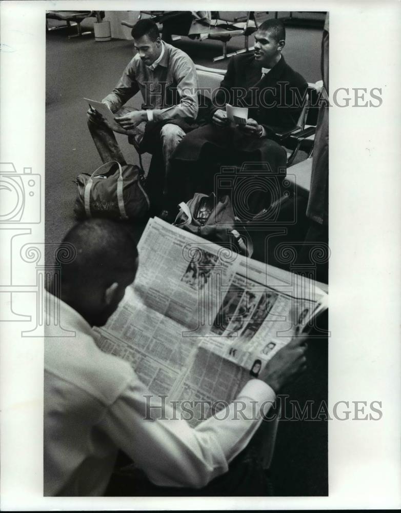 1989 Press Photo John Williams, Mike Sanders, and Ron Harper at Hopkins Airport - Historic Images