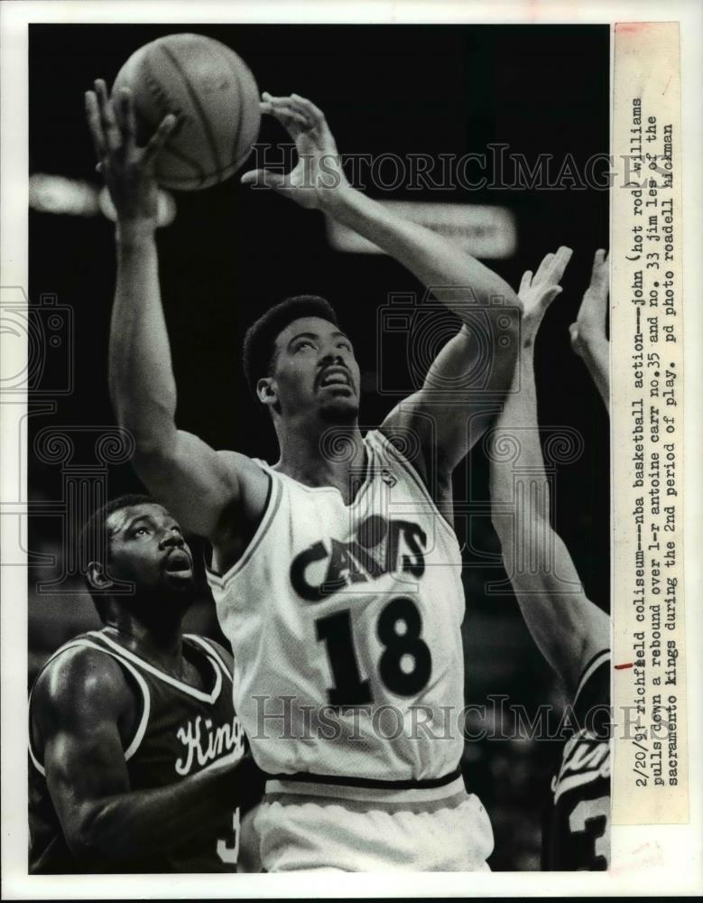 1991 Press Photo John Hot-Rod Williams rebound over Antoine Carr 35 & Jim Les 33 - Historic Images