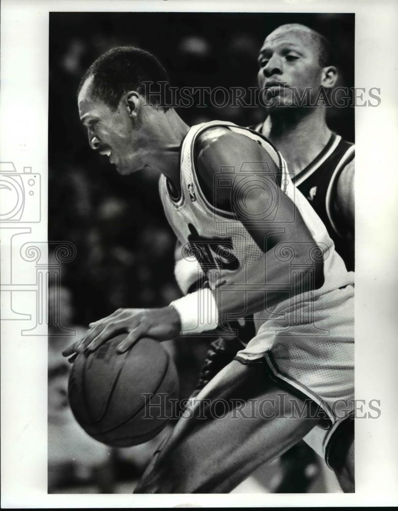 1988 Press Photo Larry Nance Drive Around Terry Cummings - cvb64746 - Historic Images