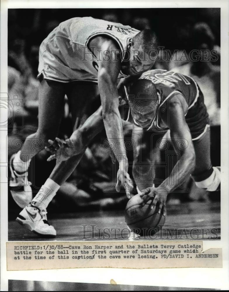 1988 Press Photo Cavs Ron Harper and the Bullets Terry Catledge-basketball game - Historic Images