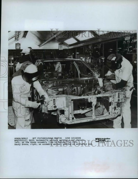 1990 Press Photo Marysville, Ohio-Automobile workers welding a car chassis. - Historic Images