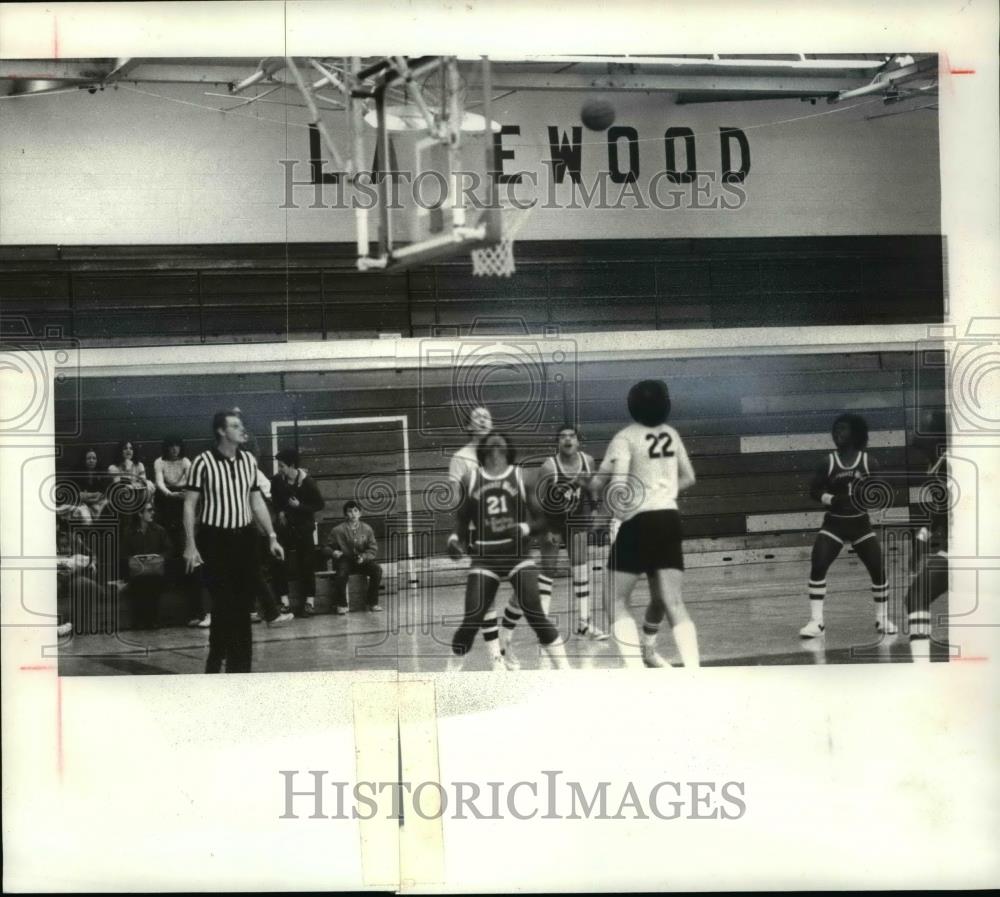 1981 Press Photo Former Cleveland Piper-Cliff Hafer referees at Lakewood - Historic Images