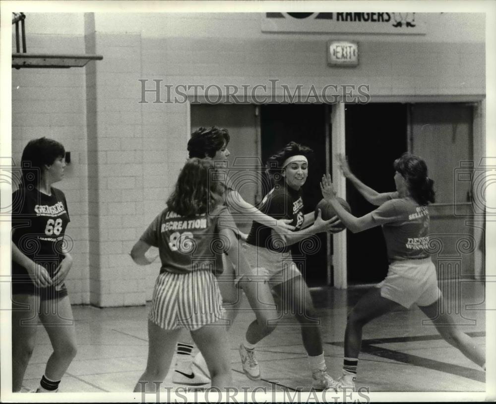 1983 Press Photo #66 Kelly McAndrews, trying to get around blockers for a shot - Historic Images