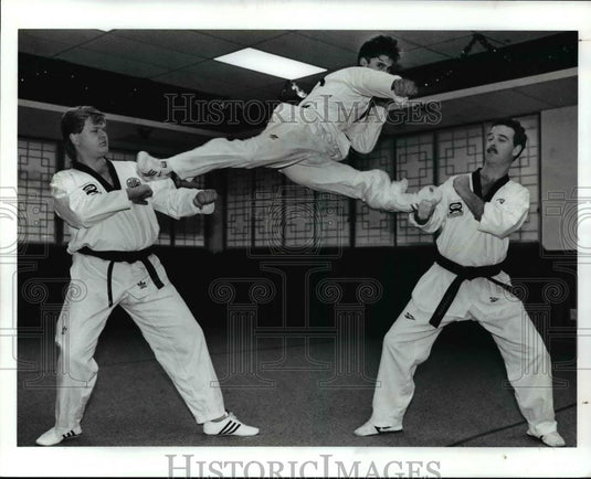 1991 Press Photo Joe E. Kim, Jumps up between: (L) Andrew Sokol, & John Williams - Historic Images