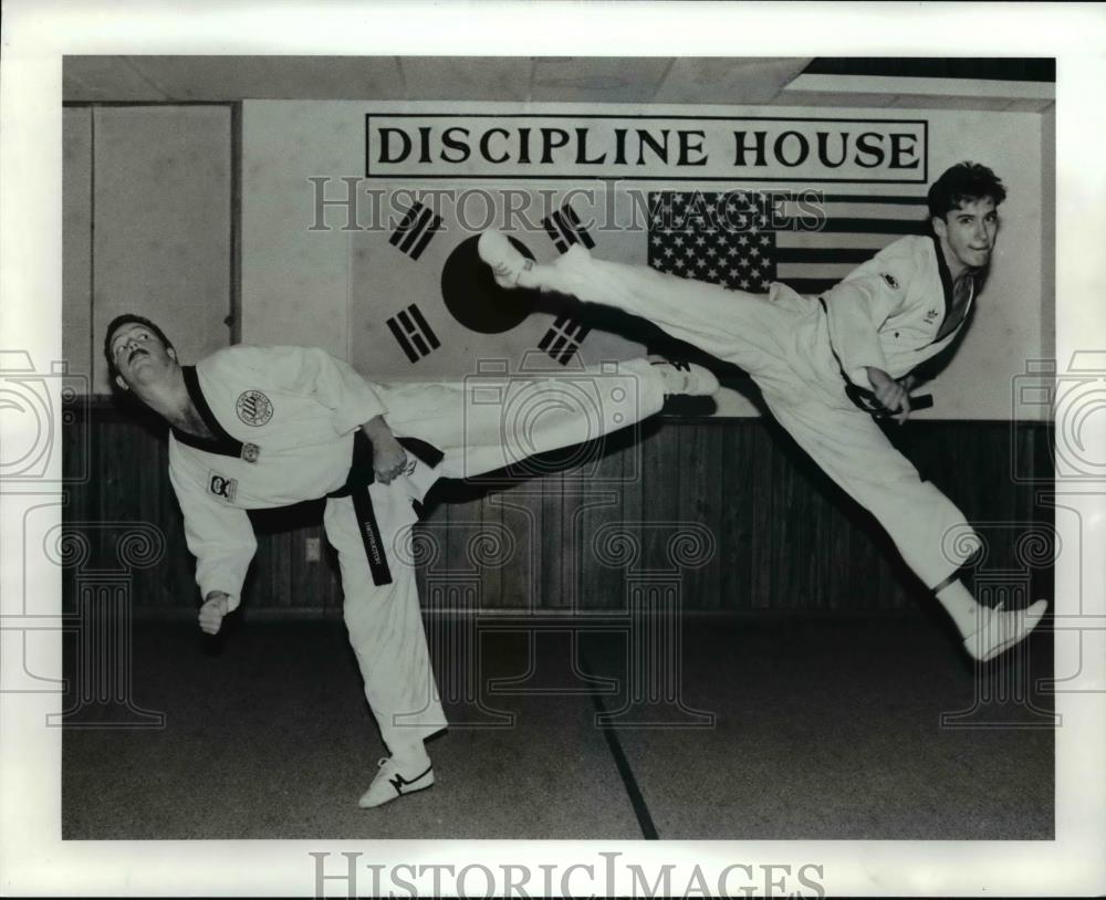 1991 Press Photo Joe E. Kim, on the right working out with John Williams - Historic Images