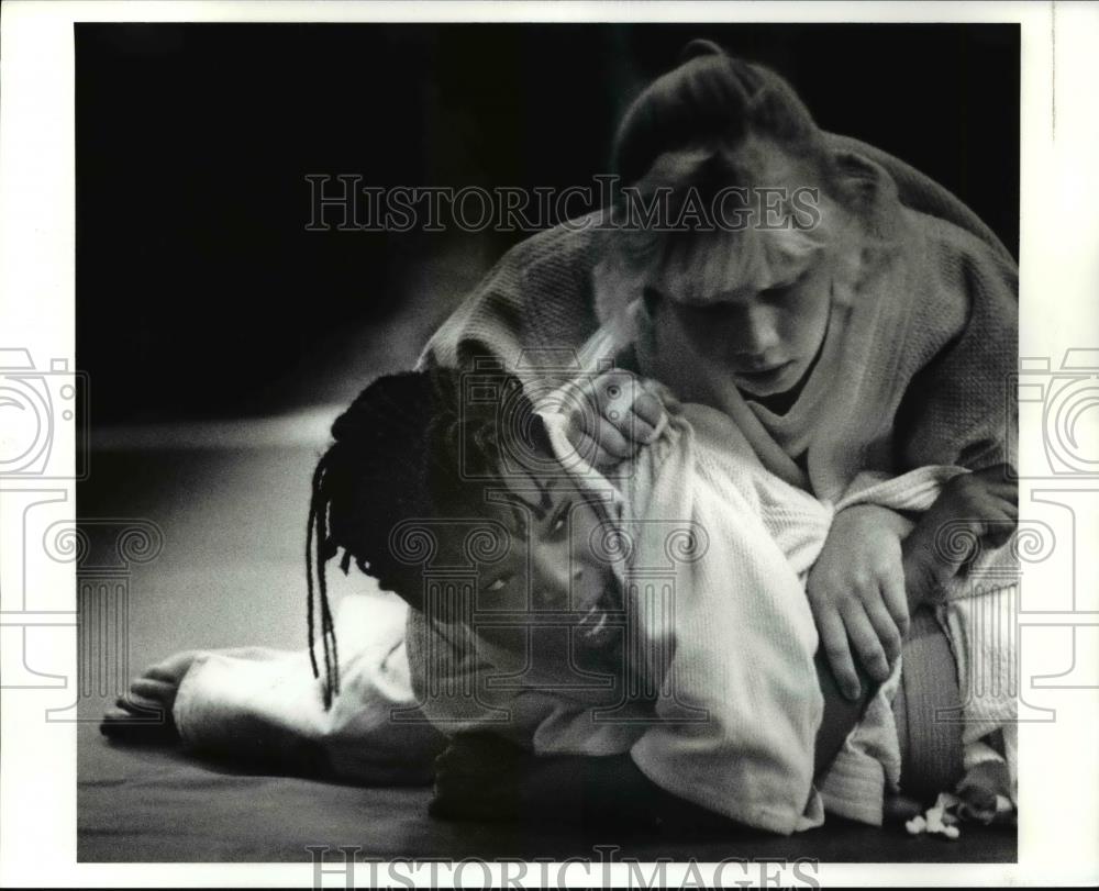 1991 Press Photo Alisa Parker looks up toward Natasha Newson in an effort - Historic Images