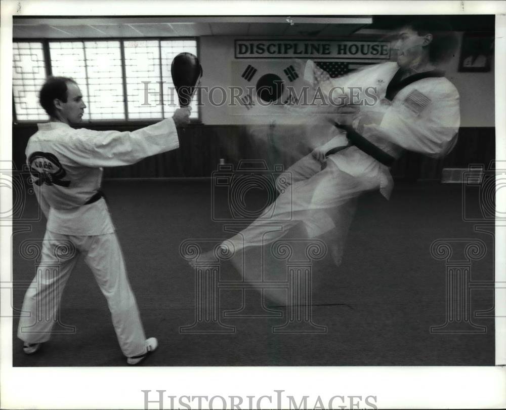 1990 Press Photo Joe Kim (left) go s through some kicking demonstration - Historic Images