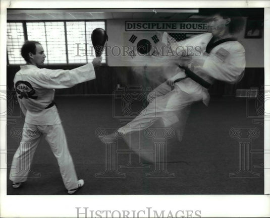 1990 Press Photo Joe Kim (left) go s through some kicking demonstration - Historic Images