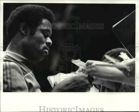1981 Press Photo Truck Robinson signs autographs after basketball practice - Historic Images