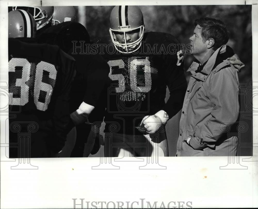 1987 Press Photo Defensive Coach Dave Adolph at practice. #60 is Al Baker. - Historic Images