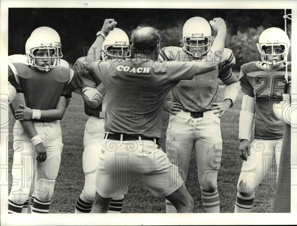 1980 Press Photo Coach LaRue Instructing his Team - cvb69289 - Historic Images