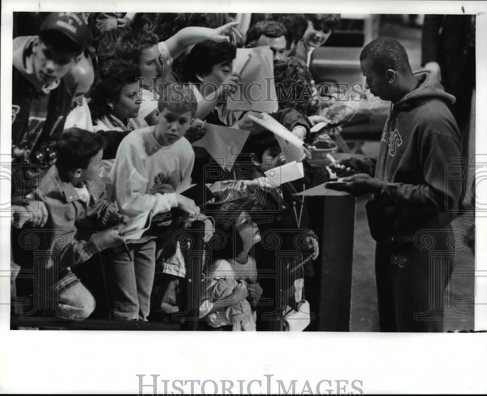 1989 Press Photo Phil Hubbard signs autographs prior to the Pistons game. - Historic Images