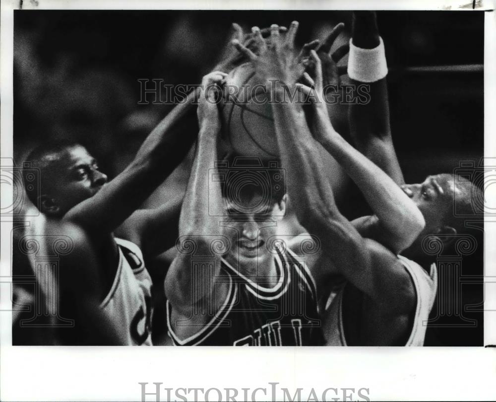 1989 Press Photo Cavs&#39; Phil Hubbard &amp; Randolph Keys tie up Bulls&#39; Jack Haley - Historic Images