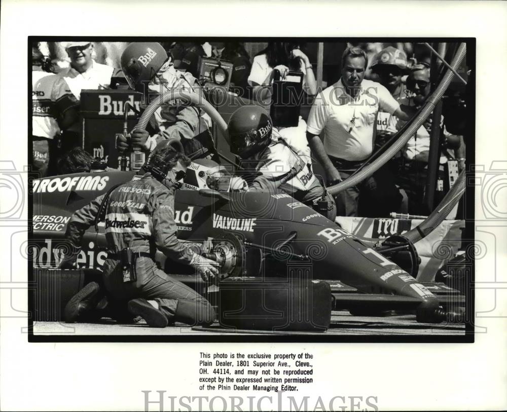 1988 Press Photo Bobby Rahal drinks water during pit stop at Bud Grand Prix - Historic Images