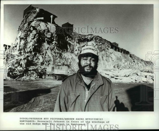 1981 Press Photo Roosevelt Johnson in front of wreckage of old Dodge plant - Historic Images