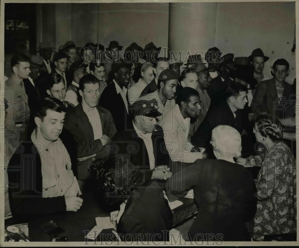 1943 Press Photo Last minute rush at license bureau for chauffeurs - cvb69432 - Historic Images