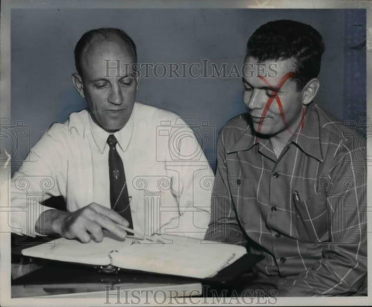 1956 Press Photo Howard Brinker & Tom O'Connell study plays for Cleveland Browns - Historic Images