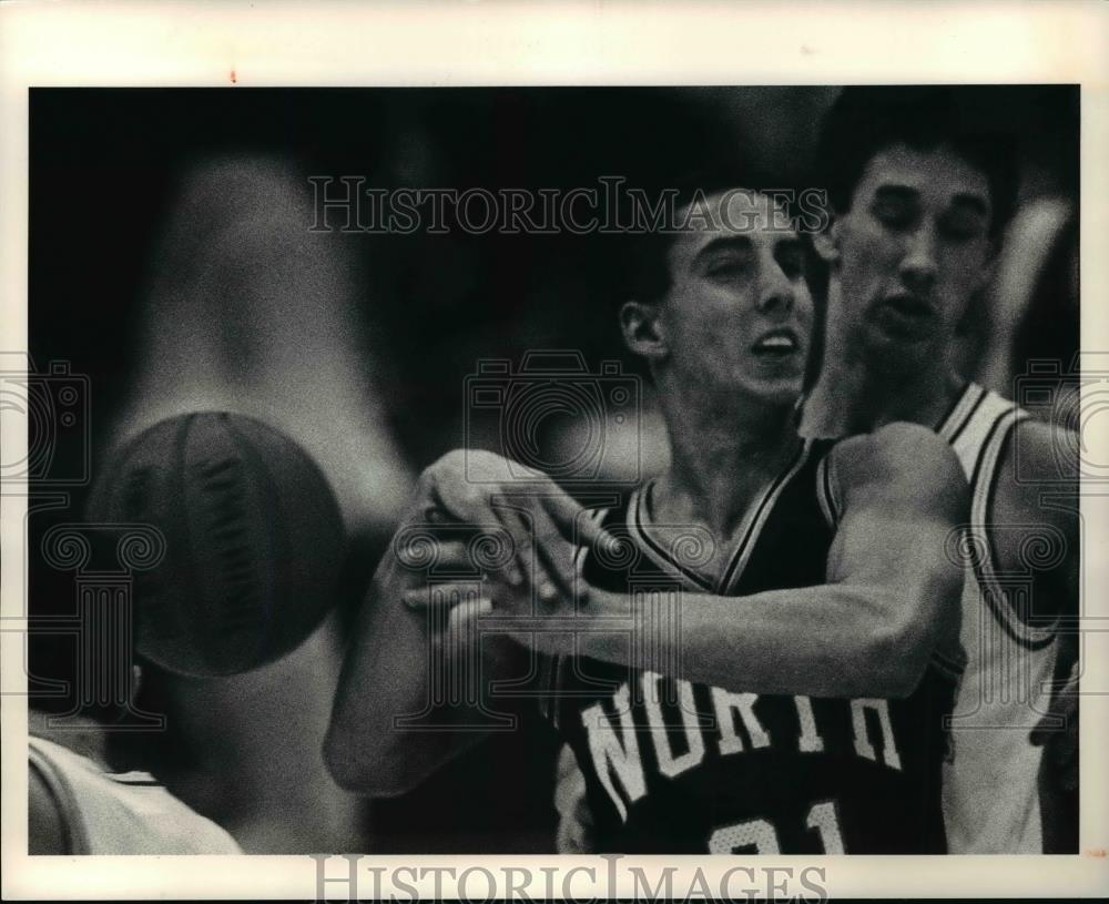 1990 Press Photo Scott Krause of Eastlake North has ball stolen by Chad Green - Historic Images