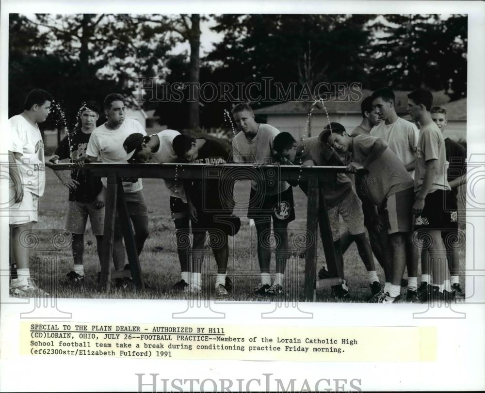 1991 Press Photo Lorain Catholic High School football team-conditioning practice - Historic Images