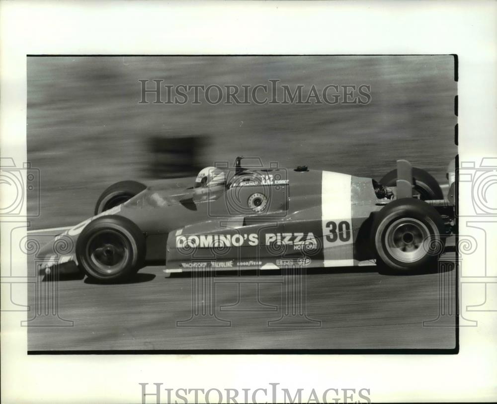 1984 Press Photo Danny Sullivan rounding 3rd turn - cvb69460 - Historic Images