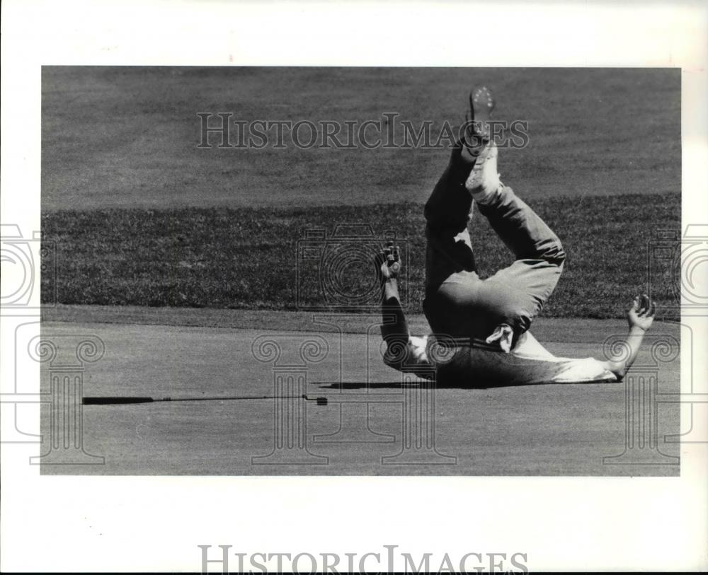 1991 Press Photo Golfer Jerry Foltz drops over backwards at Sharon Golf Club - Historic Images