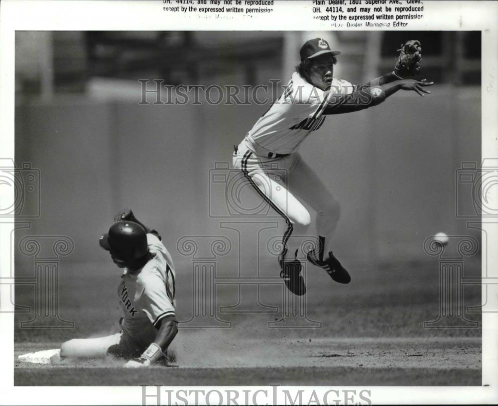 1988 Press Photo The ball is deflected off Rafael Santana wrist as he comes - Historic Images