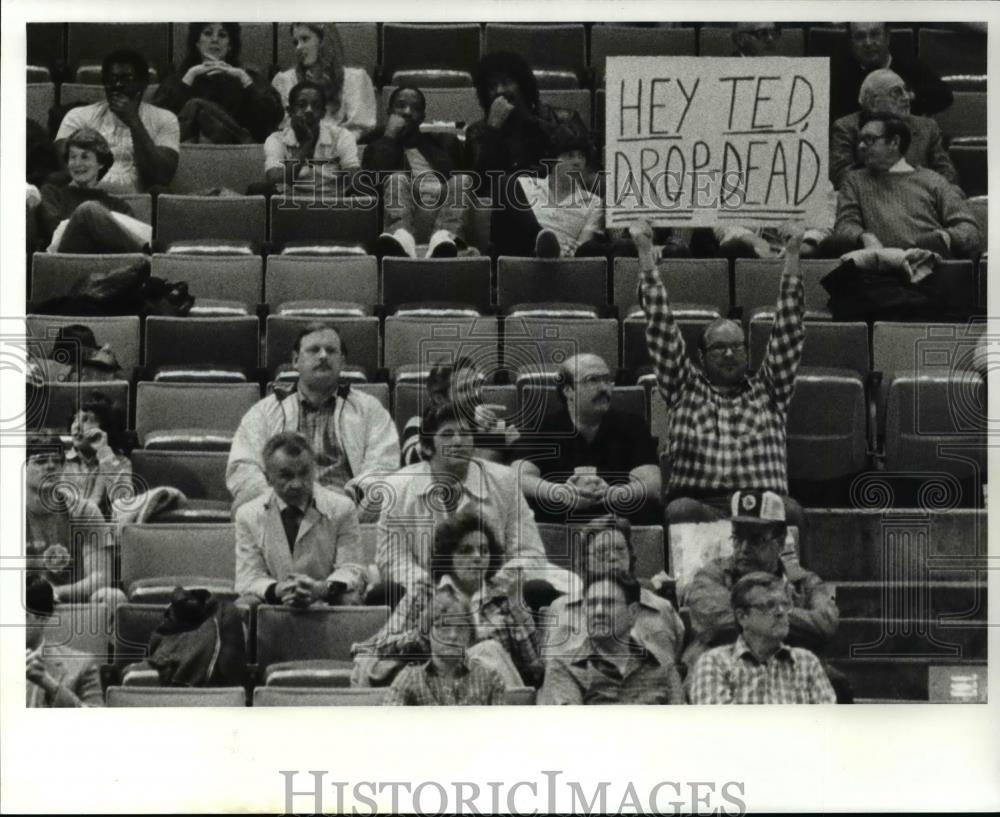 Press Photo Man holding a placard saying &quot;Hey Ted, Drop Dead, - cvb69496 - Historic Images