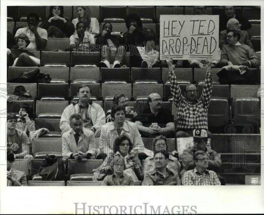 Press Photo Man holding a placard saying "Hey Ted, Drop Dead, - cvb69496 - Historic Images