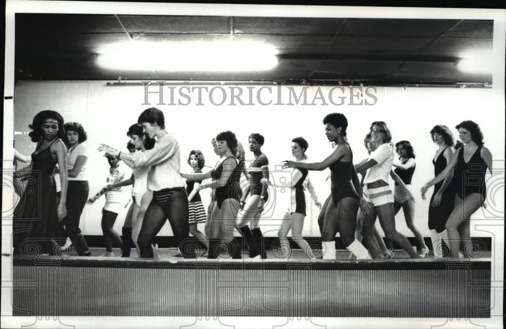 1982 Press Photo Dance Routines for the Try-outs for the Cavaliers Cheerleaders - Historic Images