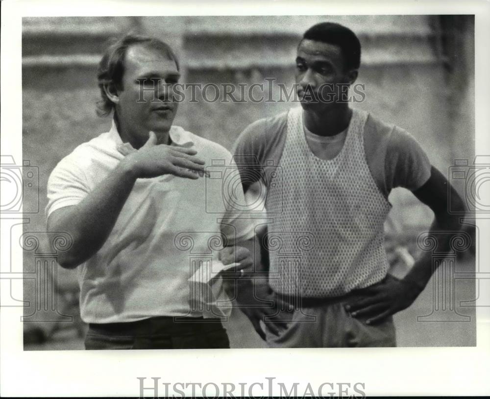 1985 Press Photo Coach George Karl Talks with Enis Watley - cvb69499 - Historic Images