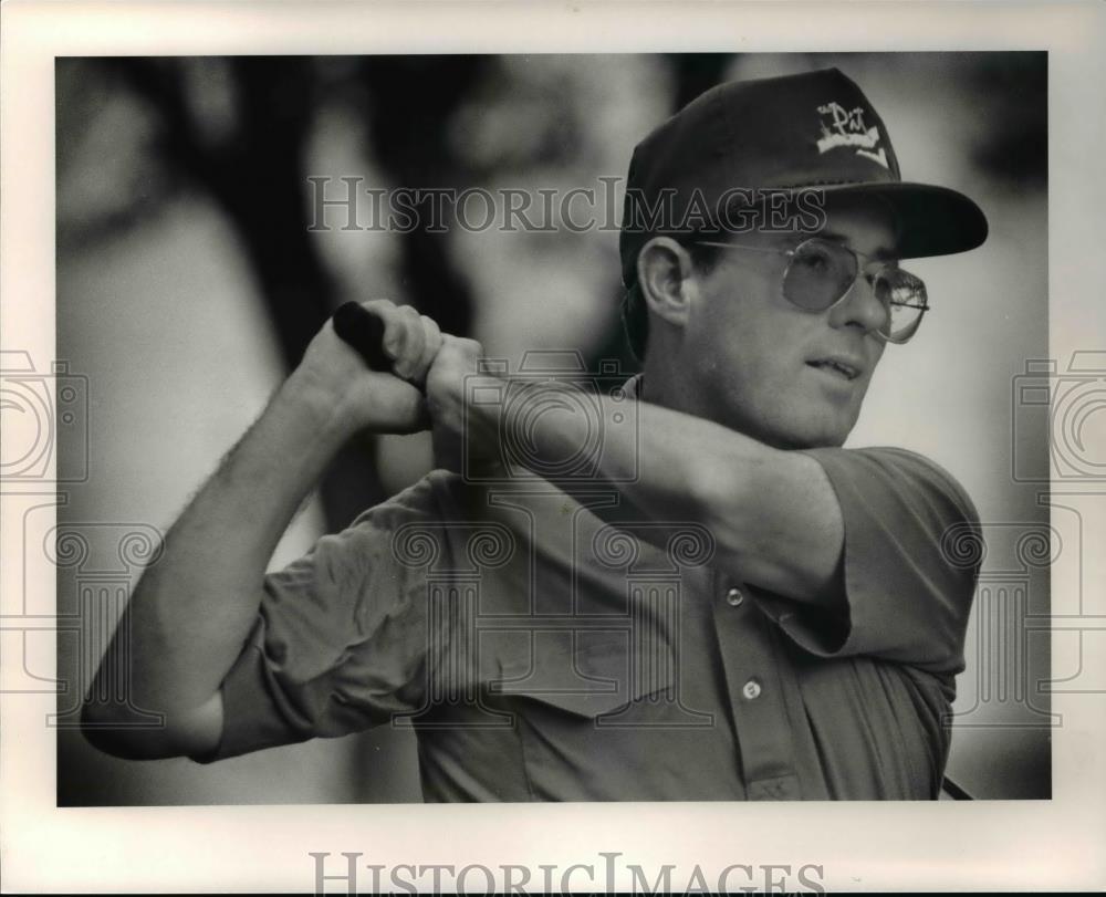 1991 Press Photo James Gilmore Jr. hits from the 8th tee at Riverside Golf Club - Historic Images