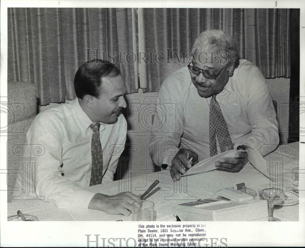 1988 Press Photo Gary Fitzsimmons and general manager Wayne Embry-Cavs&#39; Draft - Historic Images